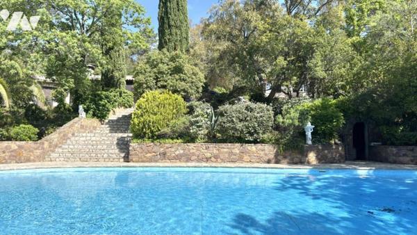 LE MUY – Propriété provençale avec piscine, maison d’amis et terrain de 10 450 m²