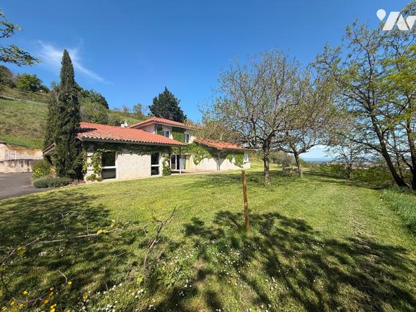 Maison d’habitation 330 m² avec piscine sur 1,8 Ha terrain 
PRIX : 695 000 €. Tel : 07 86 12 52 67