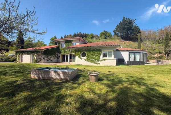 Maison d’habitation 330 m² avec piscine sur 1,8 Ha terrain 
PRIX : 695 000 €. Tel : 07 86 12 52 67