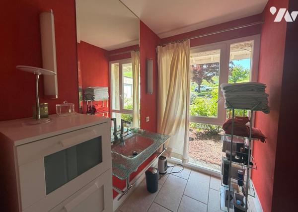 Maison d’habitation 330 m² avec piscine sur 1,8 Ha terrain 
PRIX : 695 000 €. Tel : 07 86 12 52 67