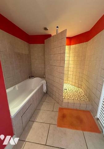 Maison d’habitation 330 m² avec piscine sur 1,8 Ha terrain 
PRIX : 695 000 €. Tel : 07 86 12 52 67