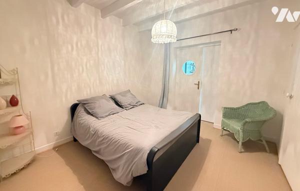 Maison d’habitation 330 m² avec piscine sur 1,8 Ha terrain 
PRIX : 695 000 €. Tel : 07 86 12 52 67
