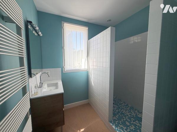 Maison d’habitation 330 m² avec piscine sur 1,8 Ha terrain 
PRIX : 695 000 €. Tel : 07 86 12 52 67