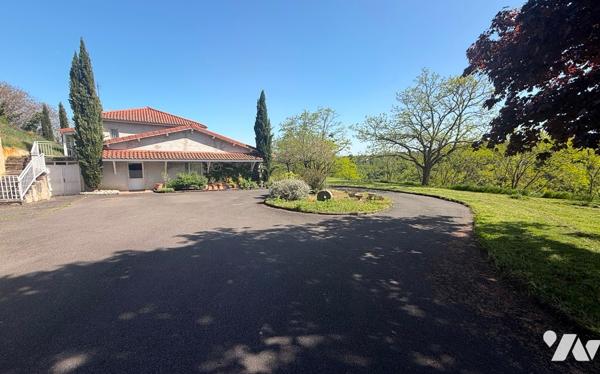 Maison d’habitation 330 m² avec piscine sur 1,8 Ha terrain 
PRIX : 695 000 €. Tel : 07 86 12 52 67