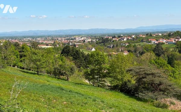 Maison d’habitation 330 m² avec piscine sur 1,8 Ha terrain 
PRIX : 695 000 €. Tel : 07 86 12 52 67