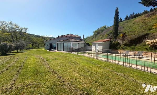 Maison d’habitation 330 m² avec piscine sur 1,8 Ha terrain 
PRIX : 695 000 €. Tel : 07 86 12 52 67