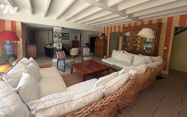 Maison d’habitation 330 m² avec piscine sur 1,8 Ha terrain 
PRIX : 695 000 €. Tel : 07 86 12 52 67
