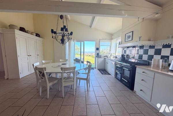 Maison d’habitation 330 m² avec piscine sur 1,8 Ha terrain 
PRIX : 695 000 €. Tel : 07 86 12 52 67