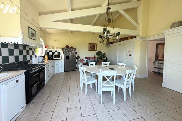 Maison d’habitation 330 m² avec piscine sur 1,8 Ha terrain 
PRIX : 695 000 €. Tel : 07 86 12 52 67