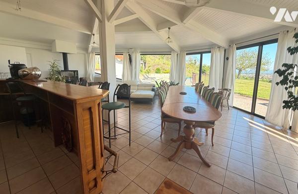 Maison d’habitation 330 m² avec piscine sur 1,8 Ha terrain 
PRIX : 695 000 €. Tel : 07 86 12 52 67