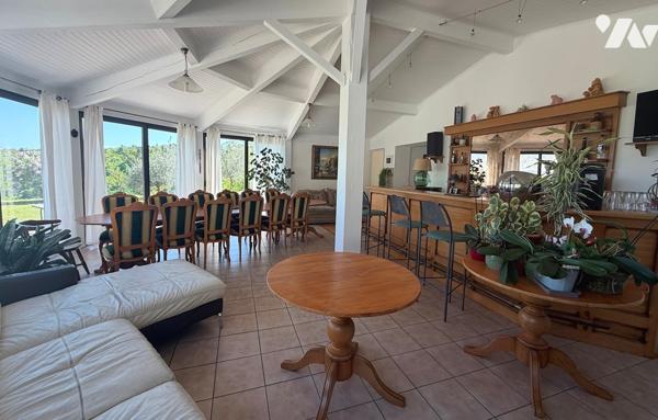 Maison d’habitation 330 m² avec piscine sur 1,8 Ha terrain 
PRIX : 695 000 €. Tel : 07 86 12 52 67
