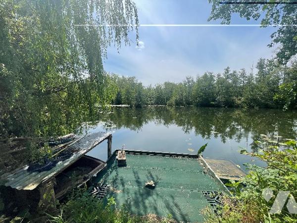 Vaste terrain de loisir avec marais.