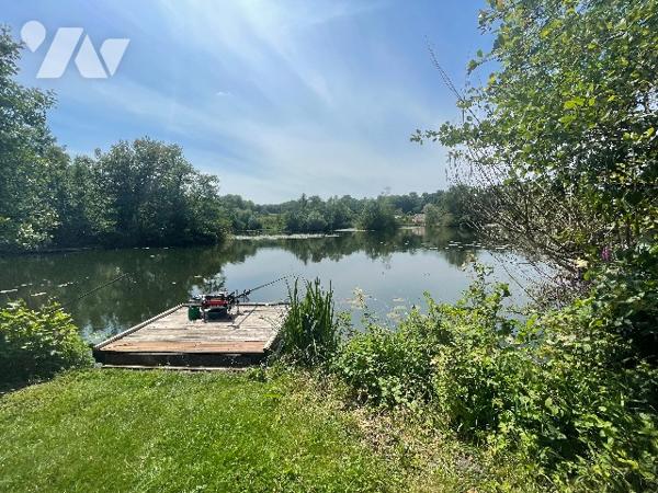 Vaste terrain de loisir avec marais.