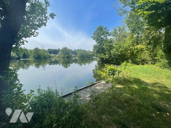 Vaste terrain de loisir avec marais.
