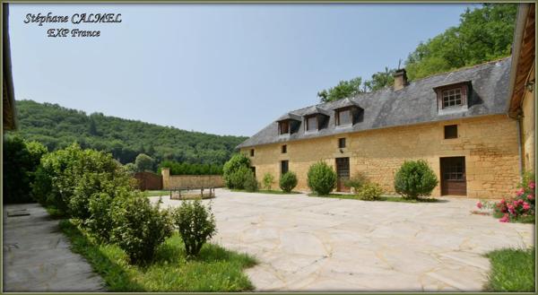 15 mns de Sarlat - Propriété en pierre - Dépendances - Piscine - Terrain 2 200 m²