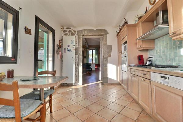 Maison en pierre avec studio + vastes dépendances ? Fort potentiel ? Lanas (07200)