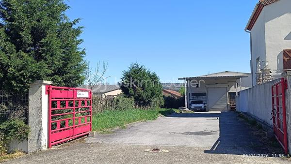 Je vous propose en exclusivité ce garage / local industriel / entrepôt situé à Aussillon., à proximité immédiate des axes routiers et des zones industrielles, sur un terrain de 1 890 m², ce site comprend un local industriel 31m x 13,46 (428m2) et deux garages 15m2. Cette propriété polyvalente offre de nombreuses opportunités d'exploitation pour des activités industrielles, logistiques ou de stockage.

Caractéristiques principales :
- Bâtiment d'environ 500 m² avec un grand portail permettant l'accès aux semi-remorques.
- Bureau intégré et fonctionnel d'environ 30 m².
- Bâtiment en bon état général, offrant des volumes généreux et une excellente accessibilité.
- Parking dédié aux véhicules légers et poids lourds, optimisant les opérations logistiques.
- Agencement facilitant une remise en service rapide ou une réaffectation en fonction du projet.

Équipements et confort :
- Raccordement au tout-à-l'égout.
- Fibre optique.

En complément : une centrale photovoltaïque est installée sur les toits, avec un contrat en autoconsommation et revente du surplus. Les détails précis seront communiqués lors de l'étude du dossier.