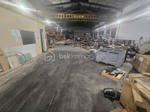 Je vous propose en exclusivité ce garage / local industriel / entrepôt situé à Aussillon., à proximité immédiate des axes routiers et des zones industrielles, sur un terrain de 1 890 m², ce site comprend un local industriel 31m x 13,46 (428m2) et deux garages 15m2. Cette propriété polyvalente offre de nombreuses opportunités d'exploitation pour des activités industrielles, logistiques ou de stockage.

Caractéristiques principales :
- Bâtiment d'environ 500 m² avec un grand portail permettant l'accès aux semi-remorques.
- Bureau intégré et fonctionnel d'environ 30 m².
- Bâtiment en bon état général, offrant des volumes généreux et une excellente accessibilité.
- Parking dédié aux véhicules légers et poids lourds, optimisant les opérations logistiques.
- Agencement facilitant une remise en service rapide ou une réaffectation en fonction du projet.

Équipements et confort :
- Raccordement au tout-à-l'égout.
- Fibre optique.

En complément : une centrale photovoltaïque est installée sur les toits, avec un contrat en autoconsommation et revente du surplus. Les détails précis seront communiqués lors de l'étude du dossier.