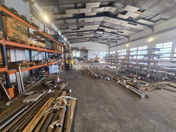 Je vous propose en exclusivité ce garage / local industriel / entrepôt situé à Aussillon., à proximité immédiate des axes routiers et des zones industrielles, sur un terrain de 1 890 m², ce site comprend un local industriel 31m x 13,46 (428m2) et deux garages 15m2. Cette propriété polyvalente offre de nombreuses opportunités d'exploitation pour des activités industrielles, logistiques ou de stockage.

Caractéristiques principales :
- Bâtiment d'environ 500 m² avec un grand portail permettant l'accès aux semi-remorques.
- Bureau intégré et fonctionnel d'environ 30 m².
- Bâtiment en bon état général, offrant des volumes généreux et une excellente accessibilité.
- Parking dédié aux véhicules légers et poids lourds, optimisant les opérations logistiques.
- Agencement facilitant une remise en service rapide ou une réaffectation en fonction du projet.

Équipements et confort :
- Raccordement au tout-à-l'égout.
- Fibre optique.

En complément : une centrale photovoltaïque est installée sur les toits, avec un contrat en autoconsommation et revente du surplus. Les détails précis seront communiqués lors de l'étude du dossier.