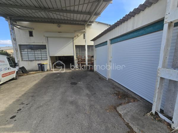 Je vous propose en exclusivité ce garage / local industriel / entrepôt situé à Aussillon., à proximité immédiate des axes routiers et des zones industrielles, sur un terrain de 1 890 m², ce site comprend un local industriel 31m x 13,46 (428m2) et deux garages 15m2. Cette propriété polyvalente offre de nombreuses opportunités d'exploitation pour des activités industrielles, logistiques ou de stockage.

Caractéristiques principales :
- Bâtiment d'environ 500 m² avec un grand portail permettant l'accès aux semi-remorques.
- Bureau intégré et fonctionnel d'environ 30 m².
- Bâtiment en bon état général, offrant des volumes généreux et une excellente accessibilité.
- Parking dédié aux véhicules légers et poids lourds, optimisant les opérations logistiques.
- Agencement facilitant une remise en service rapide ou une réaffectation en fonction du projet.

Équipements et confort :
- Raccordement au tout-à-l'égout.
- Fibre optique.

En complément : une centrale photovoltaïque est installée sur les toits, avec un contrat en autoconsommation et revente du surplus. Les détails précis seront communiqués lors de l'étude du dossier.