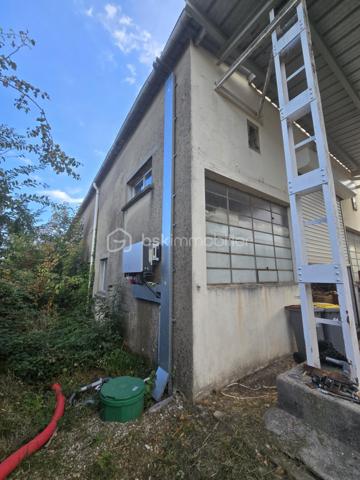 Je vous propose en exclusivité ce garage / local industriel / entrepôt situé à Aussillon., à proximité immédiate des axes routiers et des zones industrielles, sur un terrain de 1 890 m², ce site comprend un local industriel 31m x 13,46 (428m2) et deux garages 15m2. Cette propriété polyvalente offre de nombreuses opportunités d'exploitation pour des activités industrielles, logistiques ou de stockage.

Caractéristiques principales :
- Bâtiment d'environ 500 m² avec un grand portail permettant l'accès aux semi-remorques.
- Bureau intégré et fonctionnel d'environ 30 m².
- Bâtiment en bon état général, offrant des volumes généreux et une excellente accessibilité.
- Parking dédié aux véhicules légers et poids lourds, optimisant les opérations logistiques.
- Agencement facilitant une remise en service rapide ou une réaffectation en fonction du projet.

Équipements et confort :
- Raccordement au tout-à-l'égout.
- Fibre optique.

En complément : une centrale photovoltaïque est installée sur les toits, avec un contrat en autoconsommation et revente du surplus. Les détails précis seront communiqués lors de l'étude du dossier.