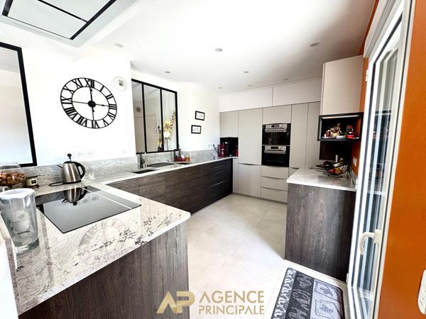 Appartement T3 bis - 110m2 - Dernier étage avec terrasse - Box et parking - La Genette 790 000 € **  - Référence  JH742D3