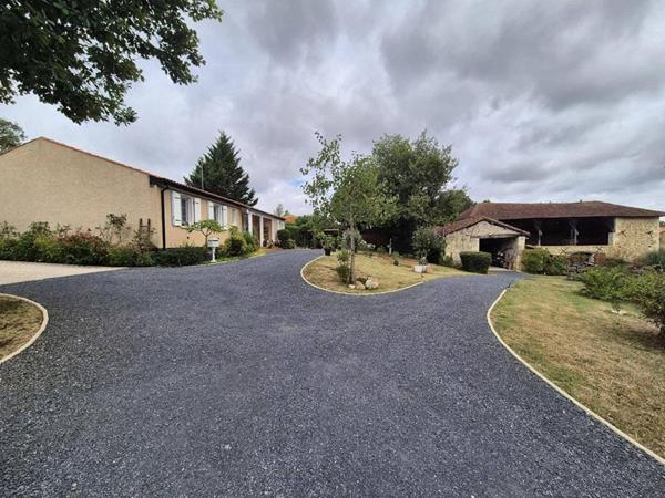 Maison T6 de plain-pied de 138m2 avec dépendance, piscine et jardin