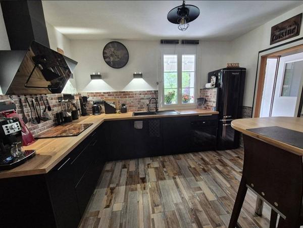 Maison T6 de plain-pied de 138m2 avec dépendance, piscine et jardin