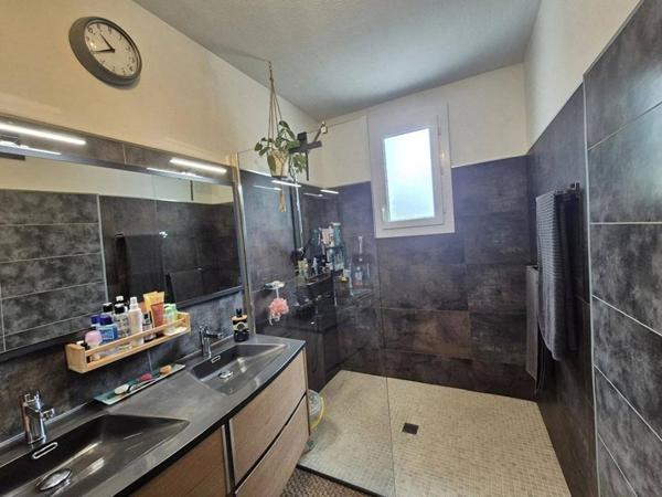 Maison T6 de plain-pied de 138m2 avec dépendance, piscine et jardin