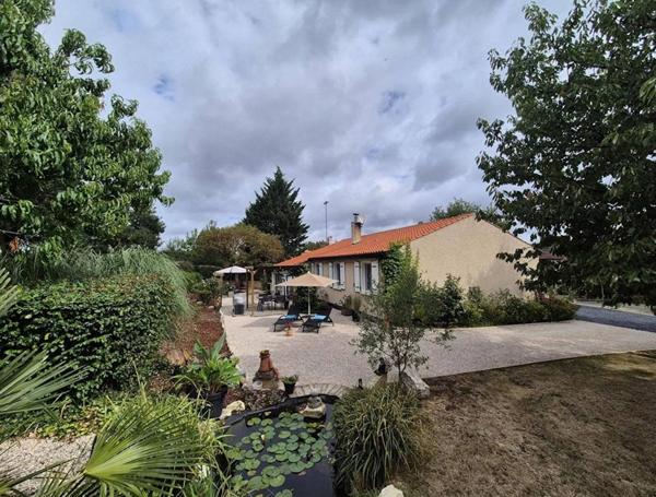 Maison T6 de plain-pied de 138m2 avec dépendance, piscine et jardin