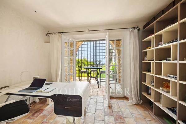 L'Excellence d'une villa d'architecte face à la Méditerranée