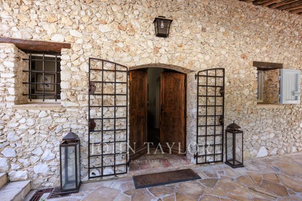 L'Excellence d'une villa d'architecte face à la Méditerranée