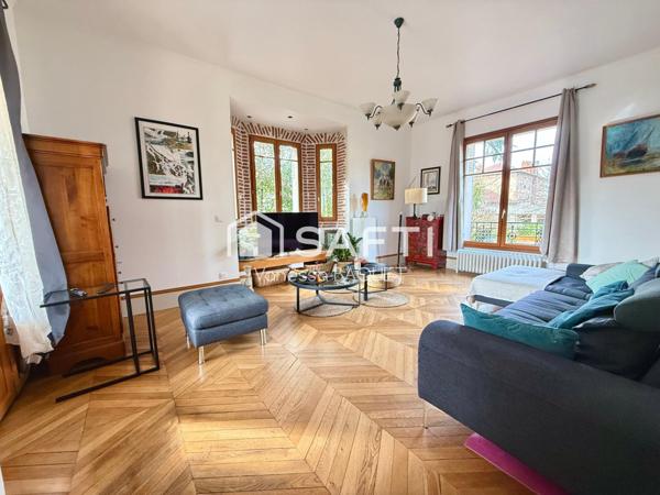 Élégante maison familiale de 178 m², 4 chambres, idéalement située proche gare et commerces.