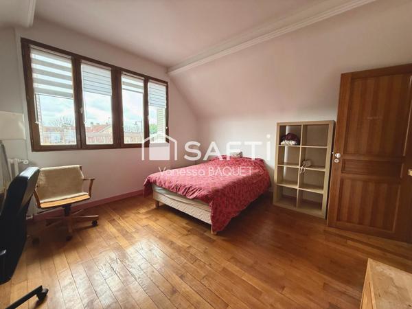 Élégante maison familiale de 178 m², 4 chambres, idéalement située proche gare et commerces.