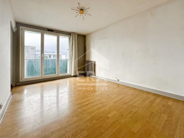 Studio Montreuil de  24,07m² avec  cave, parking et local vélo