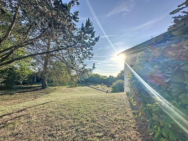 Maison spacieuse à vendre à Poitiers - 5 chambres et grand jardin !