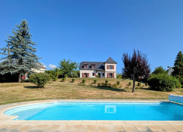 Belle maison avec piscine au cœur d'un village historique