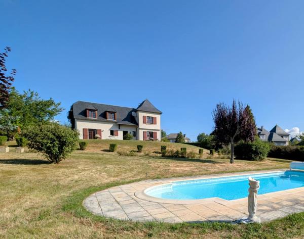 Belle maison avec piscine au cœur d'un village historique