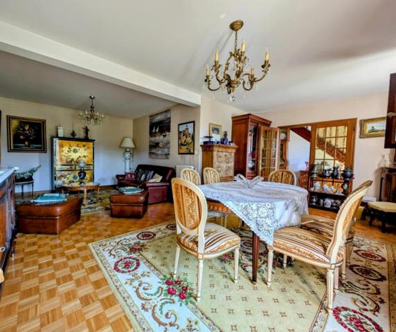 Belle maison avec piscine au cœur d'un village historique