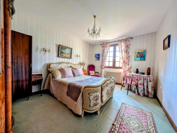 Belle maison avec piscine au cœur d'un village historique