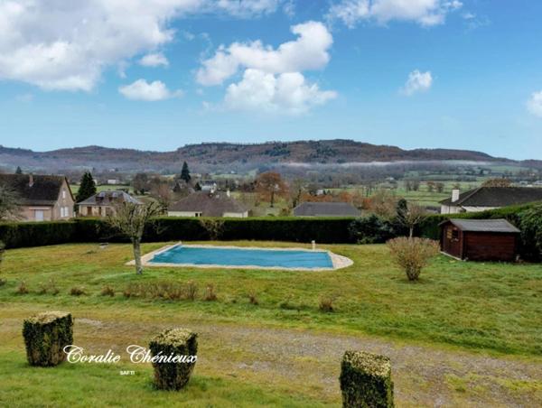 Belle maison avec piscine au cœur d'un village historique