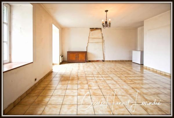 Saint-James (50240) MONTANEL - Maison d'habitation en pierre à restaurer - 107 m², avec cellier en pierre et garage. Terrain 2420