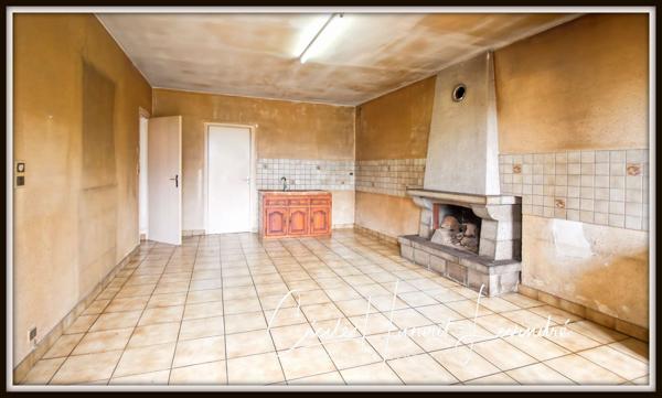 Saint-James (50240) MONTANEL - Maison d'habitation en pierre à restaurer - 107 m², avec cellier en pierre et garage. Terrain 2420