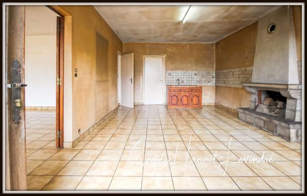 Saint-James (50240) MONTANEL - Maison d'habitation en pierre à restaurer - 107 m², avec cellier en pierre et garage. Terrain 2420