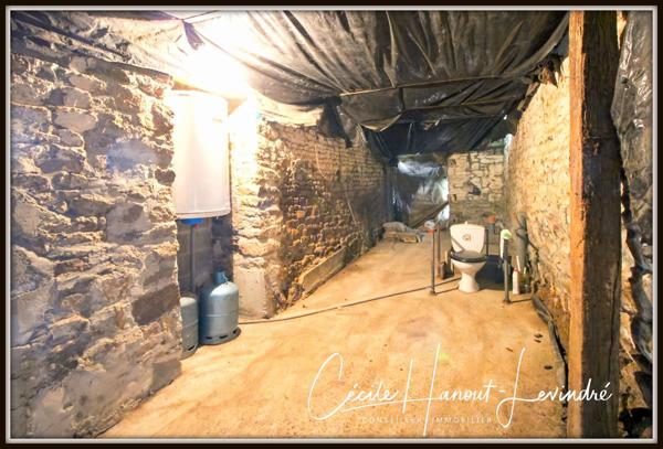 Saint-James (50240) MONTANEL - Maison d'habitation en pierre à restaurer - 107 m², avec cellier en pierre et garage. Terrain 2420