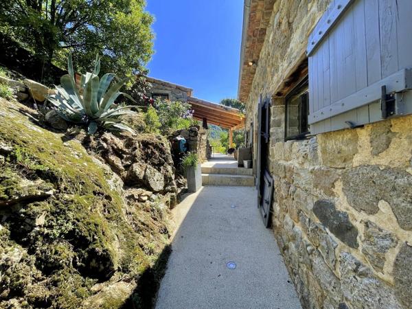 Charmante propriété Ardéchoise en pierres avec piscine et gîtes