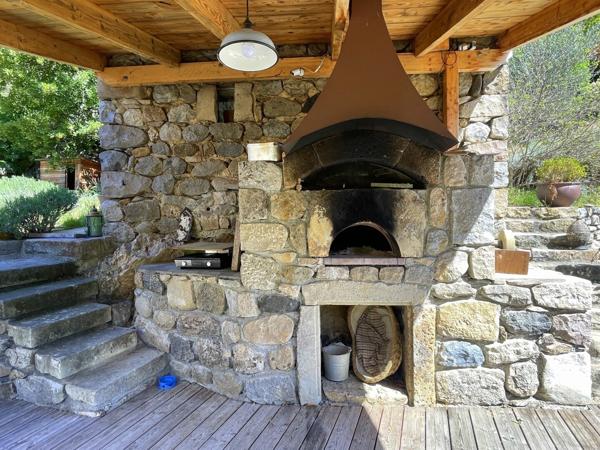 Charmante propriété Ardéchoise en pierres avec piscine et gîtes