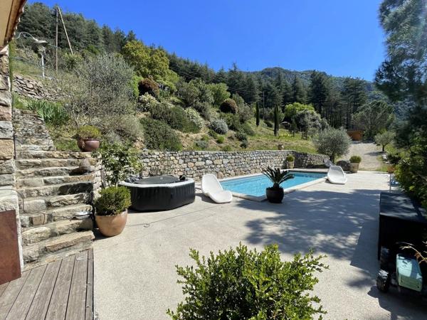Charmante propriété Ardéchoise en pierres avec piscine et gîtes