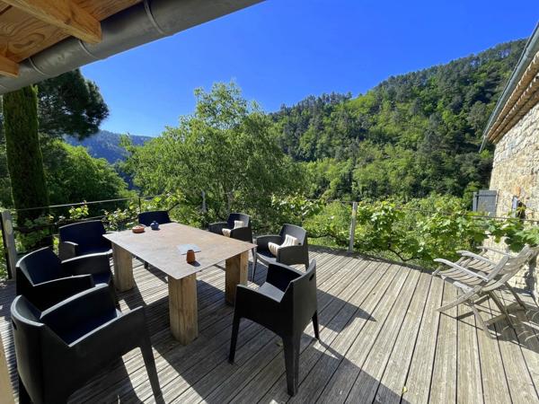 Charmante propriété Ardéchoise en pierres avec piscine et gîtes