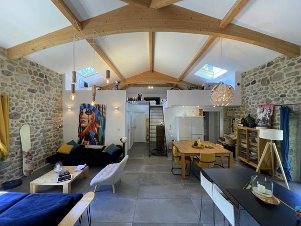 Charmante propriété Ardéchoise en pierres avec piscine et gîtes